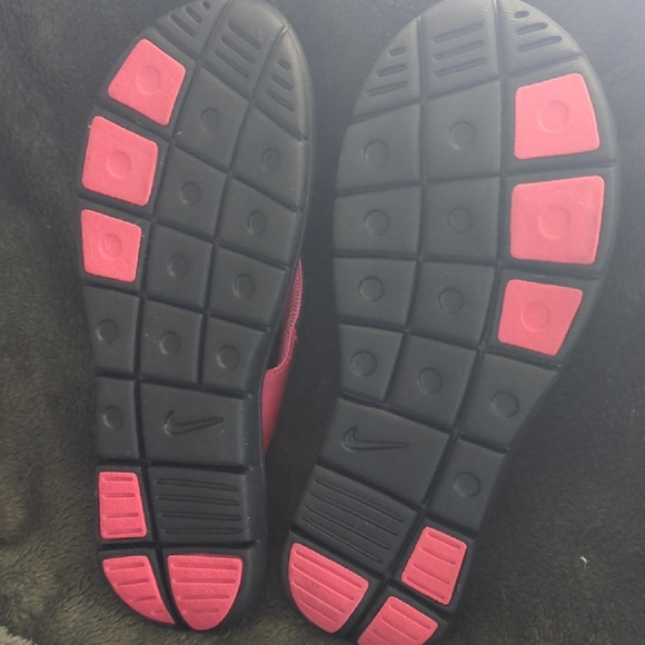 Nike Black and Pink Sandals - Picture 2 of 6
